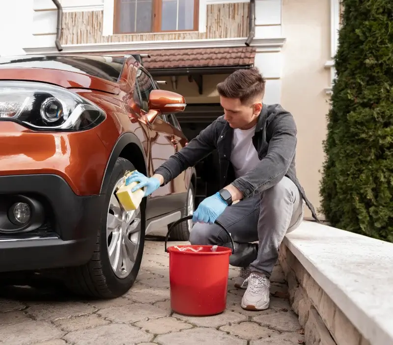 Lavage auto à domicile La Léchère : professionnel intervenant sur un véhicule